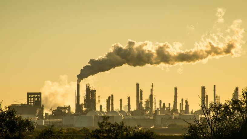 Fernando Trabach Filho analisa os caminhos entre combustíveis fósseis e fontes renováveis para o futuro.
