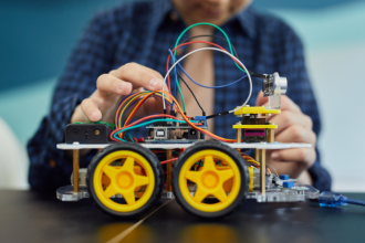 Sérgio Bento De Araújo mostra como a tecnologia e a robótica estão transformando a EJA em um espaço de inclusão e aprendizado prático.