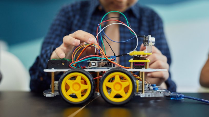 Sérgio Bento De Araújo mostra como a tecnologia e a robótica estão transformando a EJA em um espaço de inclusão e aprendizado prático.