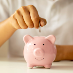 Teciomar Ábila explica como economizar e investir são práticas complementares para construir estabilidade e crescimento financeiro.