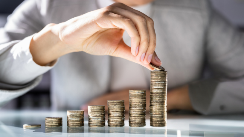 Com Teciomar Ábila, descubra por que equilibrar economia e investimento é essencial para alcançar a liberdade financeira.