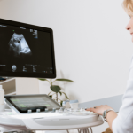 A Dra. Thaline Neves Coutinho explica como os avanços na ultrassonografia estão transformando o diagnóstico e o acompanhamento das doenças renais crônicas.