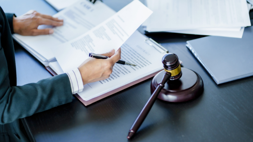 Ao abordar autenticidade e segurança documental, Kelsem Ricardo Rios Lima esclarece a diferença entre exigência legal e decisão inteligente no reconhecimento de firma.