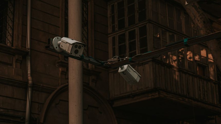 Câmeras de segurança instaladas em um poste, voltadas para uma via urbana.